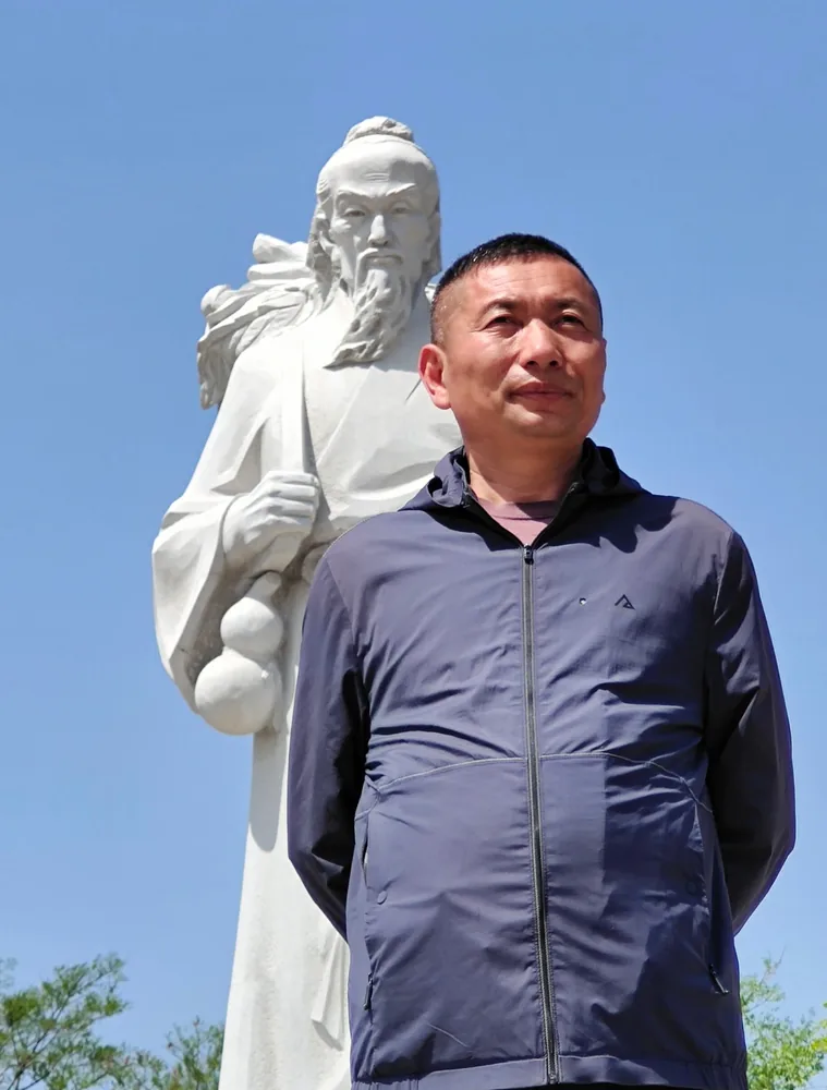 王雪良在岐伯先师雕像前